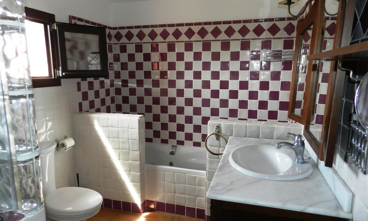 Detached Villa for sale in Málaga La Duquesa Costa del Sol Spain - Jacques Olivier Marbella