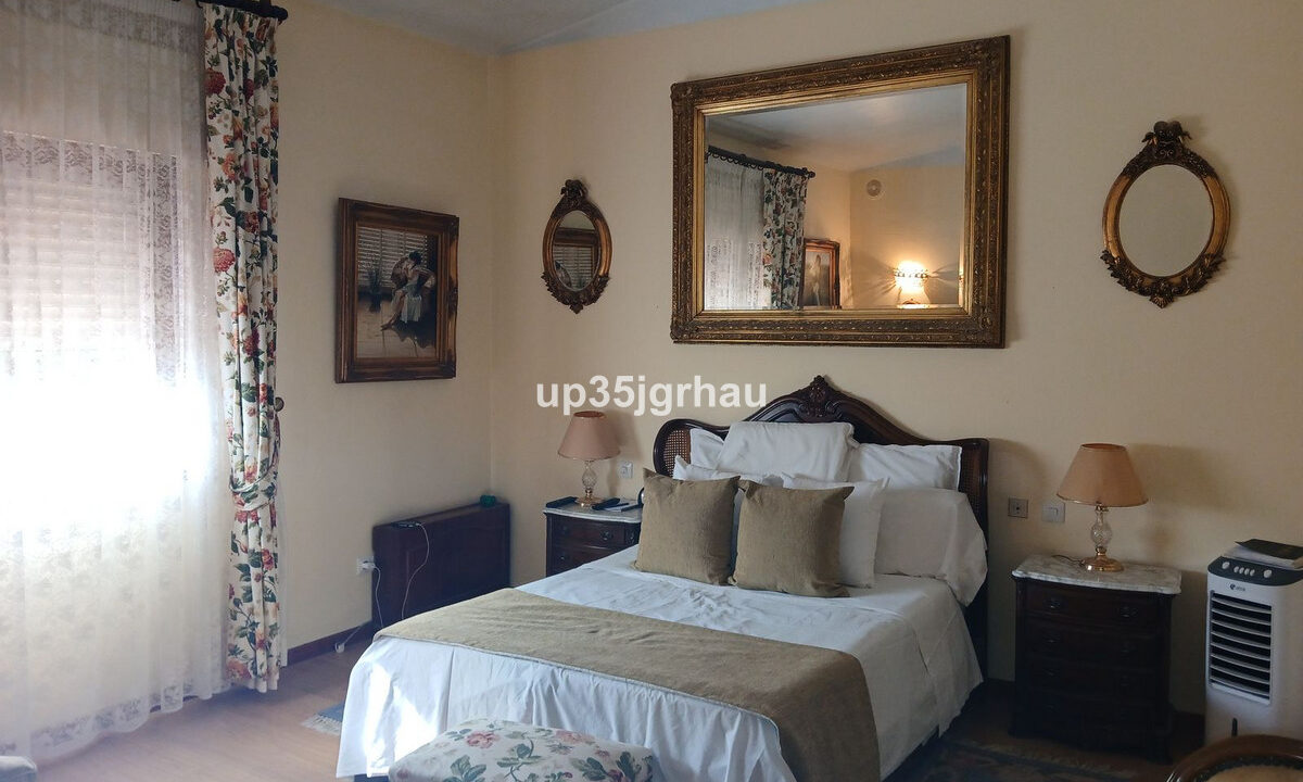 Detached Villa for sale in Málaga Estepona Costa del Sol Spain - Jacques Olivier Marbella
